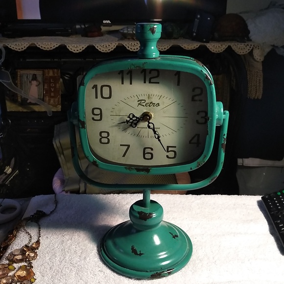 Retro Clock - Picture 2 of 4